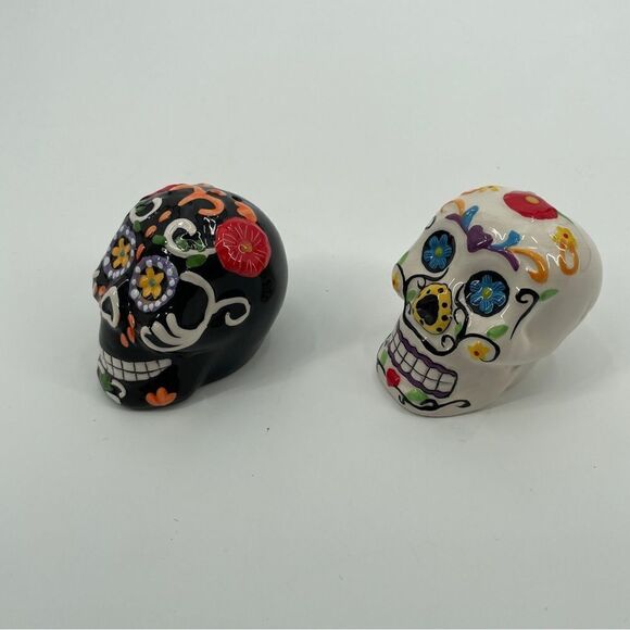Day of the Dead Sugar Skull Salt & Pepper Shakers - Picture 3 of 6